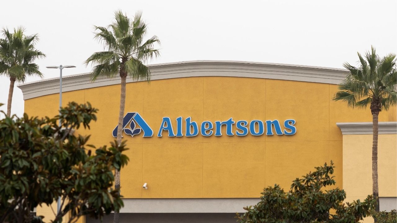 Grocer Albertsons Forecasts Soft Annual Sales as Demand Remains Strained