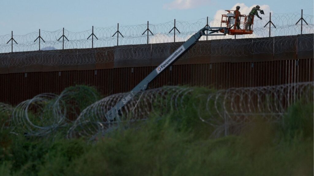 U.S. Army combat engineers place razor wire on the U.S.-Mexico border wall to reinforce security in El Paso Texas, as seen from Ciudad Juarez, Mexico July 24, 2025. (Reuters File)