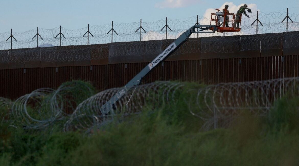 U.S. Army combat engineers place razor wire on the U.S.-Mexico border wall to reinforce security in El Paso Texas, as seen from Ciudad Juarez, Mexico July 24, 2025. (Reuters File)