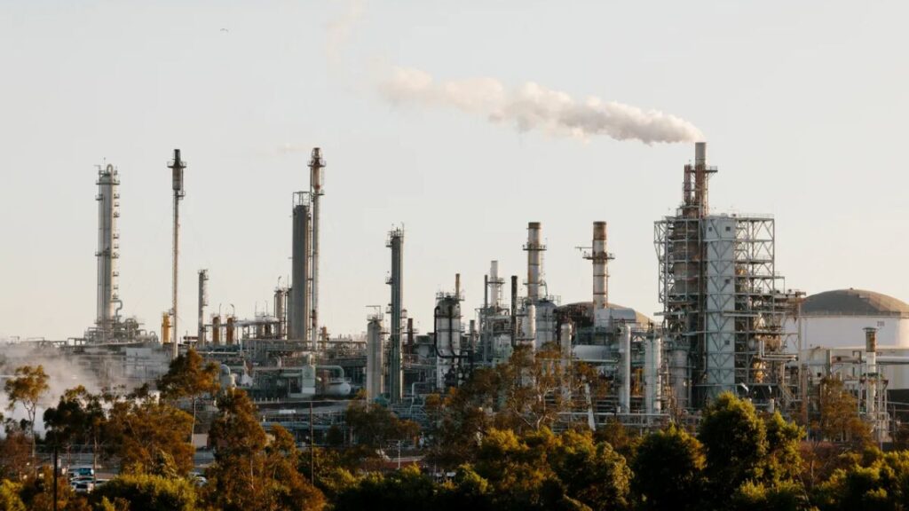 Image of the now-shuttered Phillips 66 refinery in Wilmington, California
