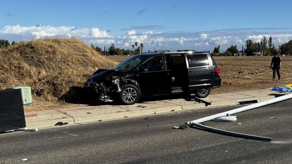 Image of a black minivan that crashed and killed two sisters