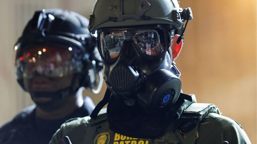 A Border Patrol agent stands guard as people gather outside the U.S. Immigration and Customs Enforcement (ICE) facility, in Portland, Oregon, March 28, 2026. (Reuters File)