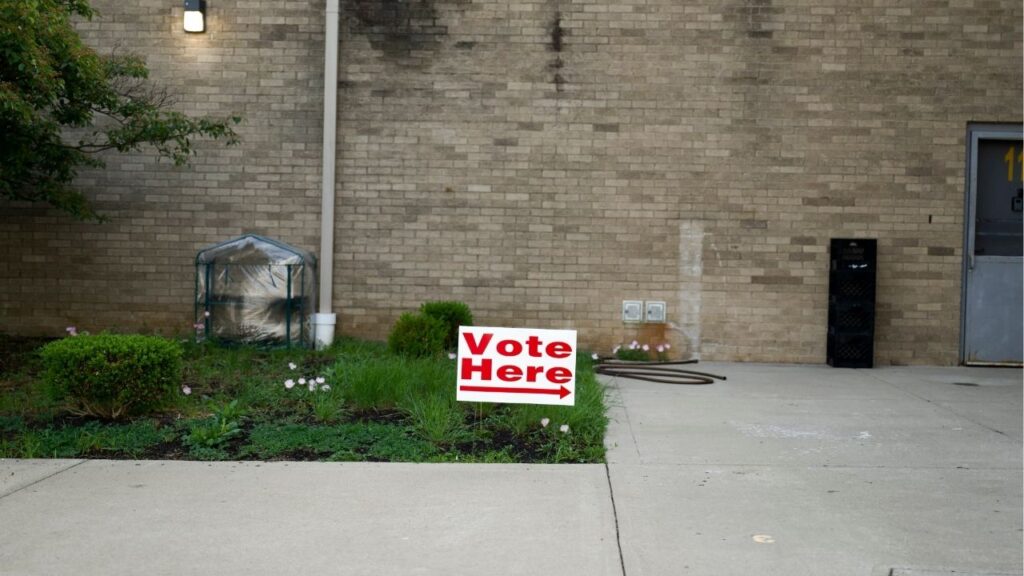 A “Vote Here” sign outside of a polling place at Eastside Elementary School in Cynthiana, Ky., May 19, 2025. Forty-three percent of voters are dissatisfied with both major political parties, according to a recent New York Times/Siena poll — the latest sign that the frustration that has built over the last decade will continue to roil American politics for the foreseeable future. (Michael Swensen/The New York Times)