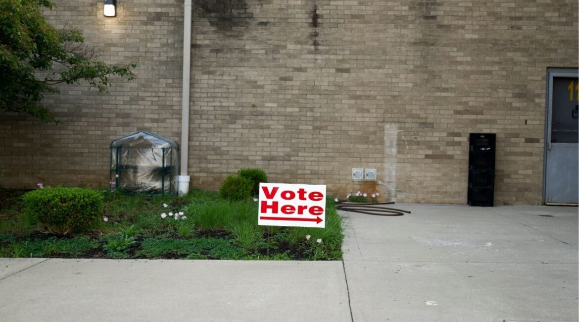 A “Vote Here” sign outside of a polling place at Eastside Elementary School in Cynthiana, Ky., May 19, 2025. Forty-three percent of voters are dissatisfied with both major political parties, according to a recent New York Times/Siena poll — the latest sign that the frustration that has built over the last decade will continue to roil American politics for the foreseeable future. (Michael Swensen/The New York Times)
