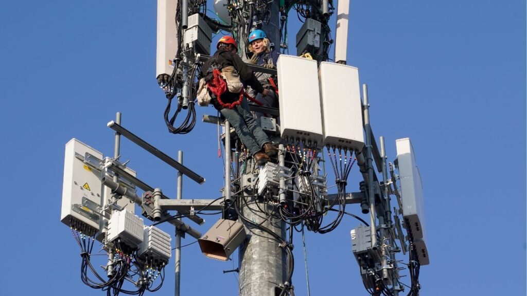 A contract crew from Verizon installs 5G telecommunications equipment on a tower in Orem, Utah, U.S. December 3, 2019. Picture taken December 3, 2019. (Reuters File)