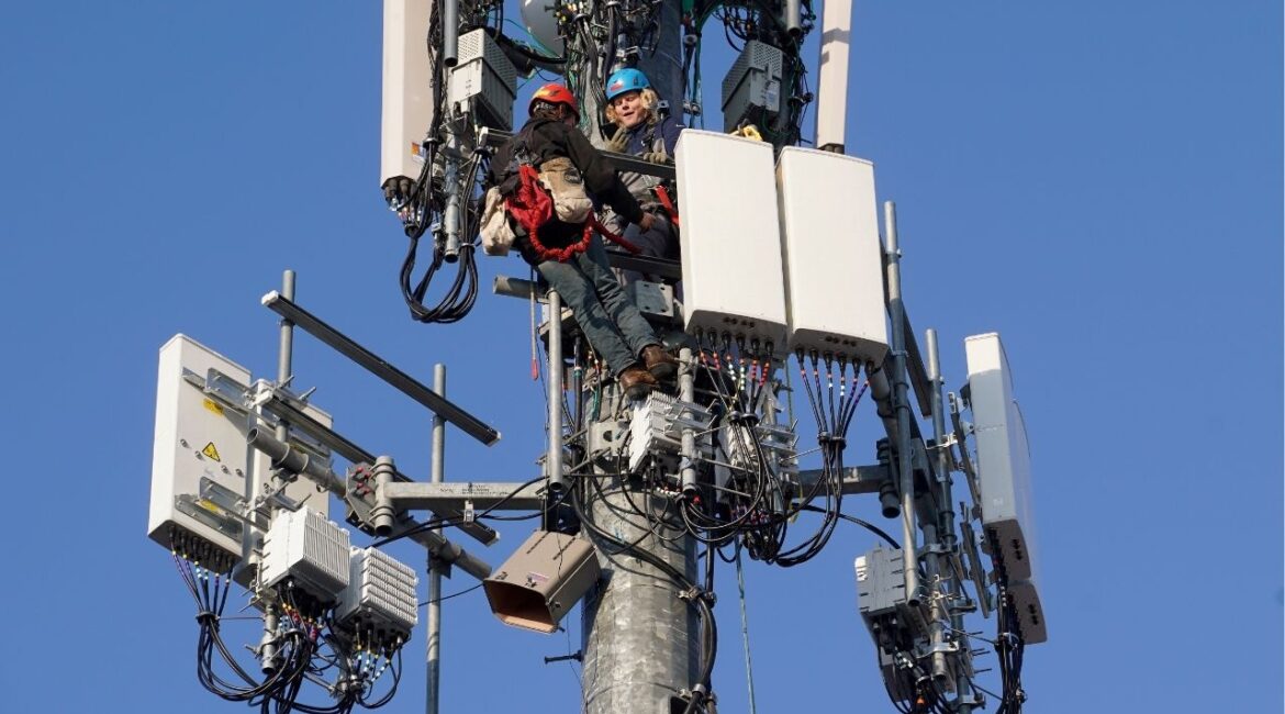 A contract crew from Verizon installs 5G telecommunications equipment on a tower in Orem, Utah, U.S. December 3, 2019. Picture taken December 3, 2019. (Reuters File)