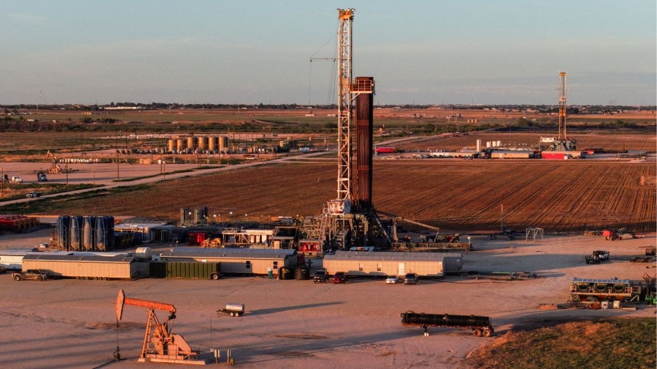 Oil Falls Below $100 a Barrel on Middle East Peace Hopes