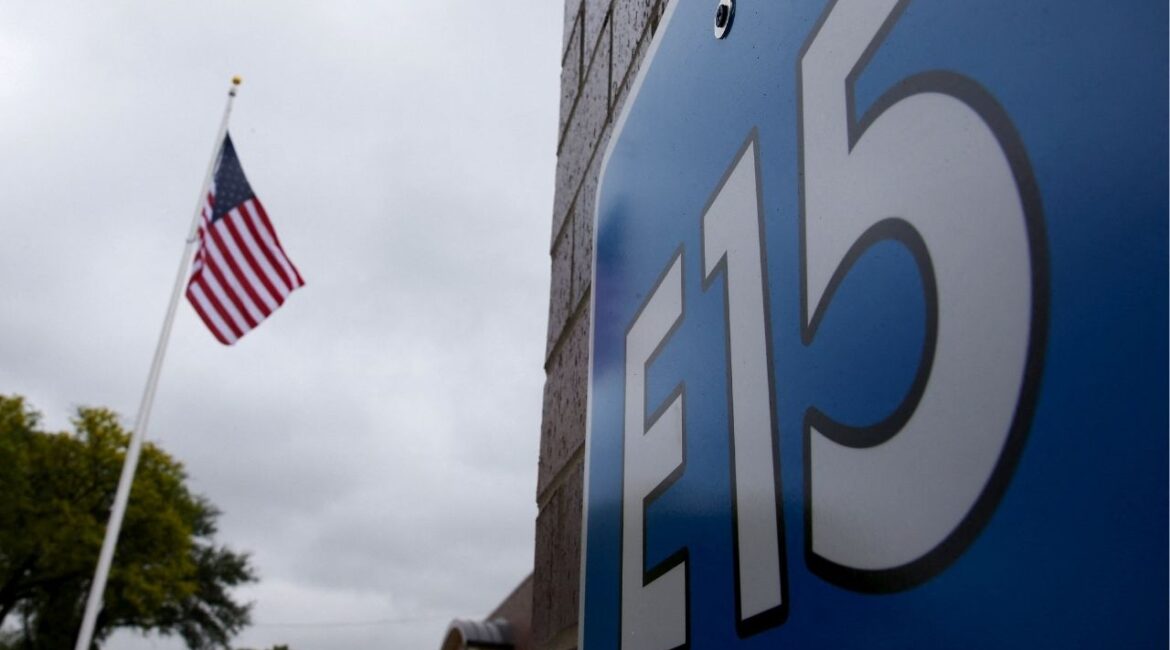 A sign advertising E15, a gasoline with 15 percent of ethanol, is seen at a gas station in Clive, Iowa, United States, May 17, 2015. (Reuters File)