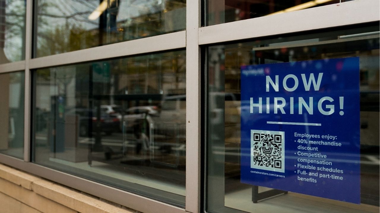 US Labor Market Stable as Layoffs Remain Low