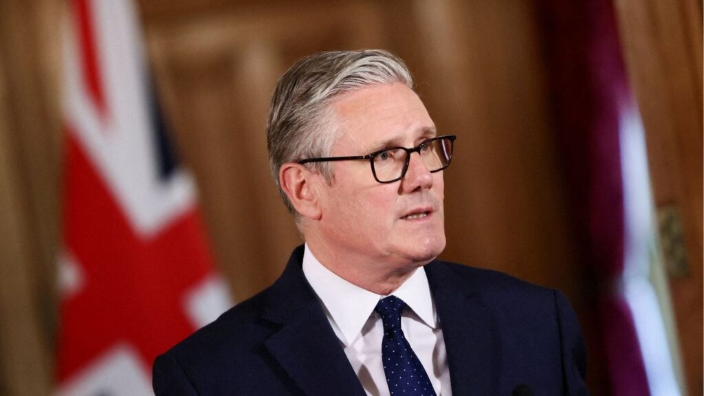 British Prime Minister Keir Starmer gives a media statement at 10 Downing Street in London, April 30, 2026. (Reuters/Jack Taylor)