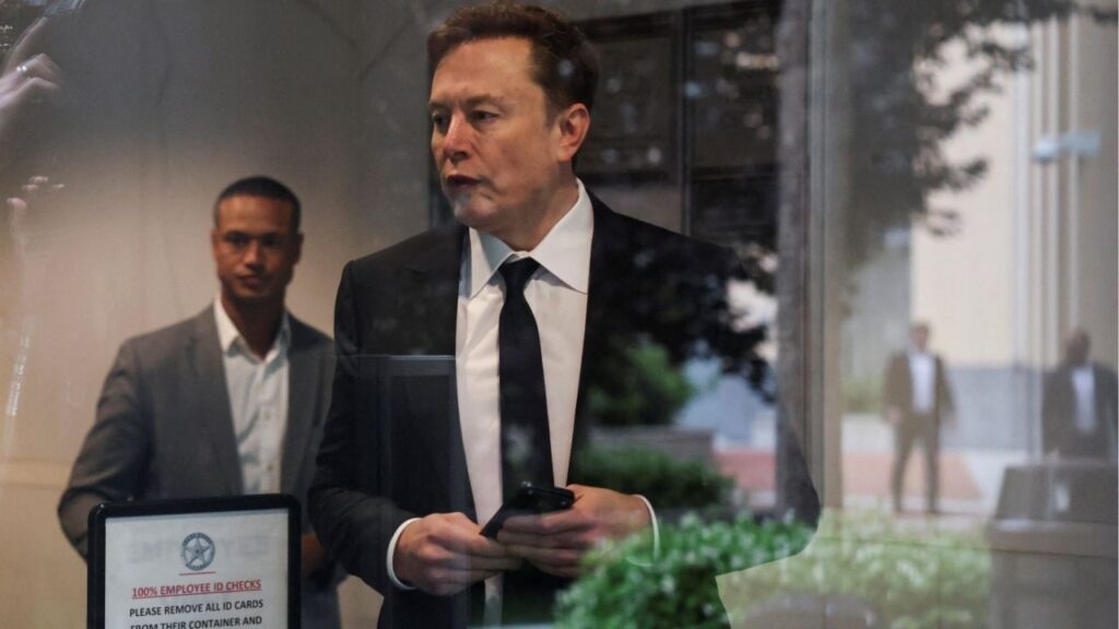Elon Musk walks to attend the trial in his lawsuit over OpenAI for-profit conversion at a federal courthouse, in Oakland, California, U.S., April 30, 2026. (Reuters/Manuel Orbegozo)
