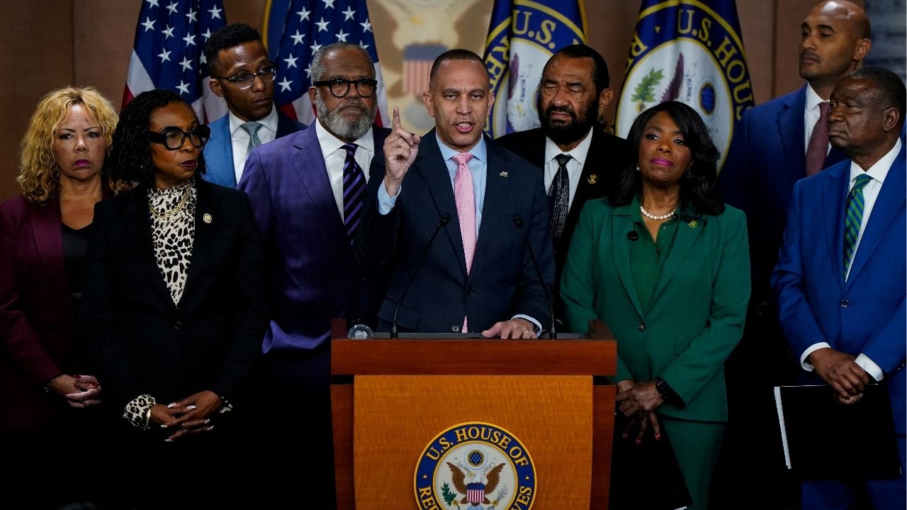 Jeffries Vows Democrats Will Win House Majority in 2026 and ‘Bury’ Republicans in 2028 Redistricting