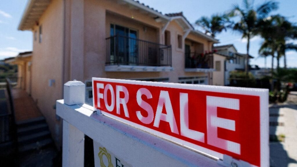 A for sale sign is shown for a residential home in Encinitas, California, U.S. July 25, 2025. (REUTERS/Mike Blake/File Photo)