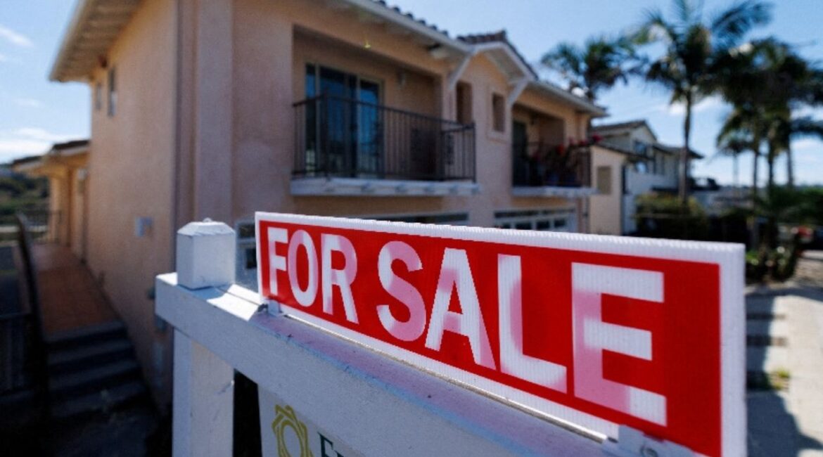A for sale sign is shown for a residential home in Encinitas, California, U.S. July 25, 2025. (REUTERS/Mike Blake/File Photo)