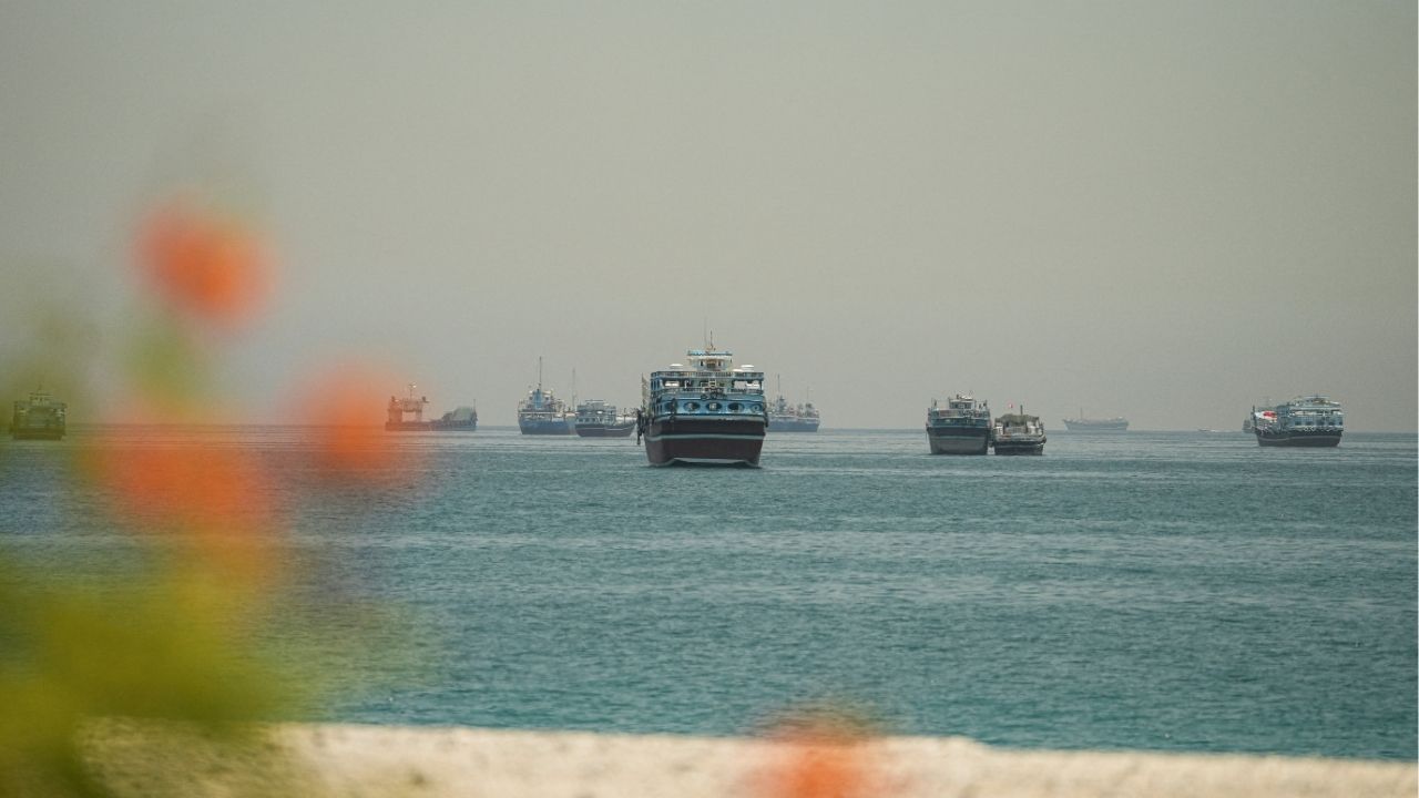 Brent Crude Jumps 4% as US Strikes in Iran Fuel Hormuz Shipping Fears