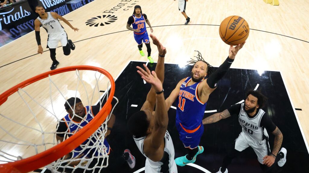 Image of Knicks guard Jalen Brunson driving to the basket