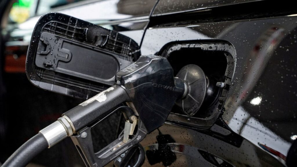 A car is filled with gasoline at a Sunoco gas station ahead of the Memorial Day weekend in Philadelphia, Pennsylvania, U.S. May, 21 2026. (Reuters File)