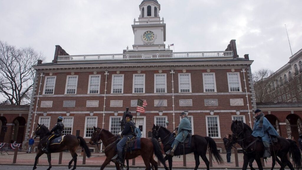 A group of horseback riders dressed as Union soldiers pass in front of Independence Hall in Philadelphia, February 12, 2015. (Reuters File)