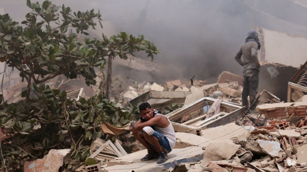 A man reacts amid the rubble of a building after earthquakes hit the country, in La Guaira, Venezuela, June 25, 2026. REUTERS/Gaby Oraa
