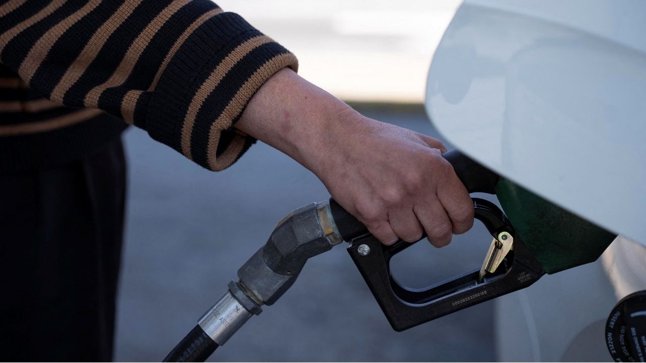 A person pumps their gasoline at a gas station in Atlanta, Georgia, U.S., March 20, 2026. (Reuters/Alyssa Pointer)