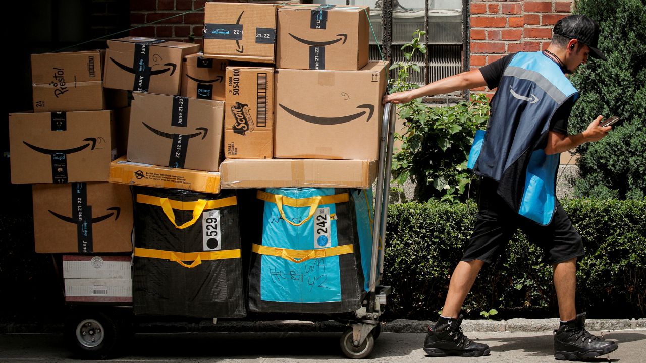 An Amazon delivery worker pulls a delivery cart full of packages during its annual Prime Day promotion in New York City, U.S., June 21, 2021. (REUTERS/Brendan McDermid)