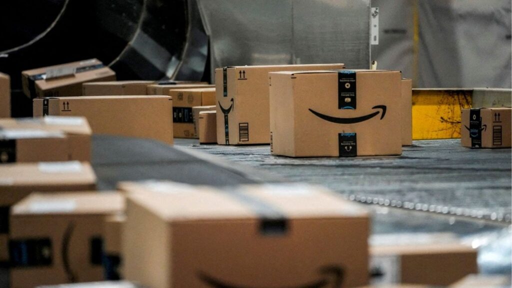 An Amazon box moves along a conveyor belt at Amazon?s fulfillment center in Robbinsville, New Jersey, U.S., December 1, 2025. Reuters/Eduardo Munoz//