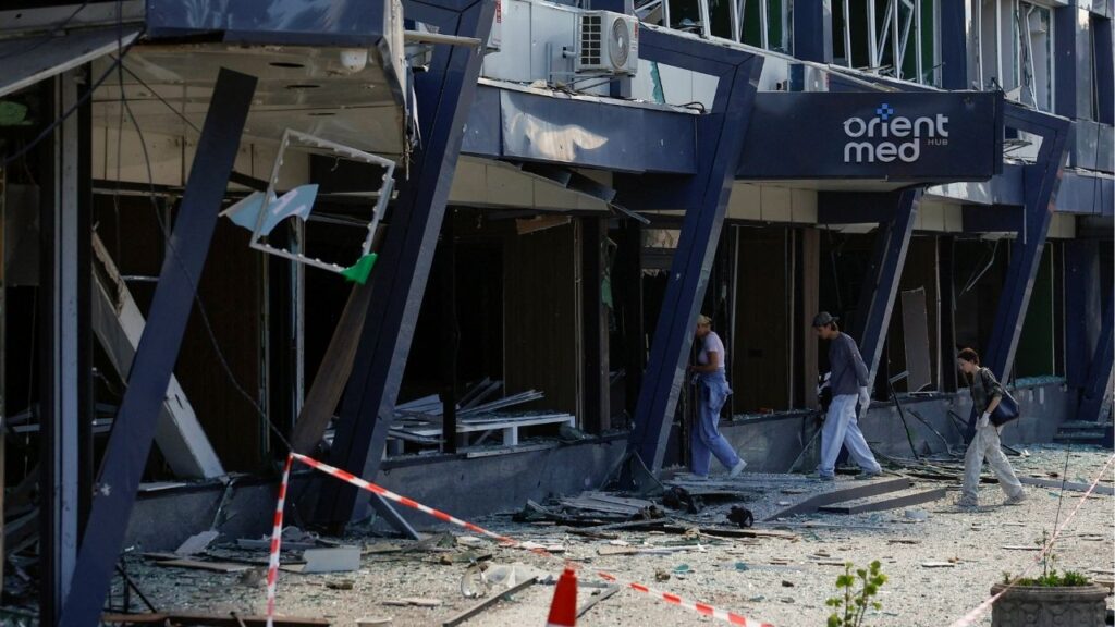 Employees walk into a building of a private medical clinic damaged during Russian missile and drone strikes, amid Russia's attack on Ukraine, in Kyiv, Ukraine June 2, 2026. REUTERS/Valentyn Ogirenko