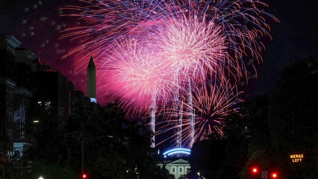 Fireworks explode above the White House at the conclusion of UFC Freedom 250, in Washington, D.C., U.S., June 15, 2026. (Reuters/Eric Lee)