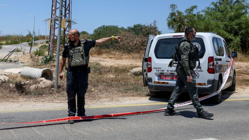 Israeli emergency personnel work at the scene of what Israeli police say was a series of shooting attacks in central Israel June 7, 2026. REUTERS/Ronen Zvulun