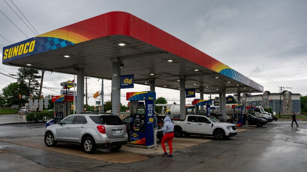 People purchase gasoline at a Sunoco gas station ahead of the Memorial Day weekend in Philadelphia, Pennsylvania, U.S. May, 21 2026. (Reuters File)