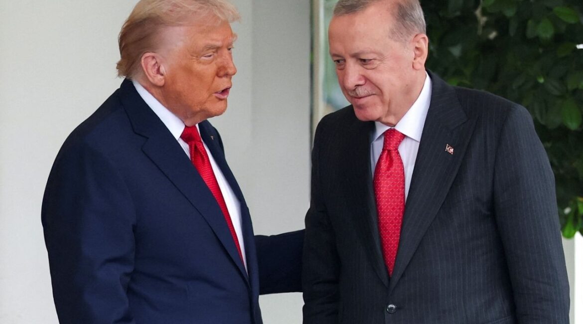 President Donald Trump welcomes Turkey's President Recep Tayyip Erdogan at the White House in Washington, D.C., U.S., September 25, 2025. REUTERS/Jonathan Ernst