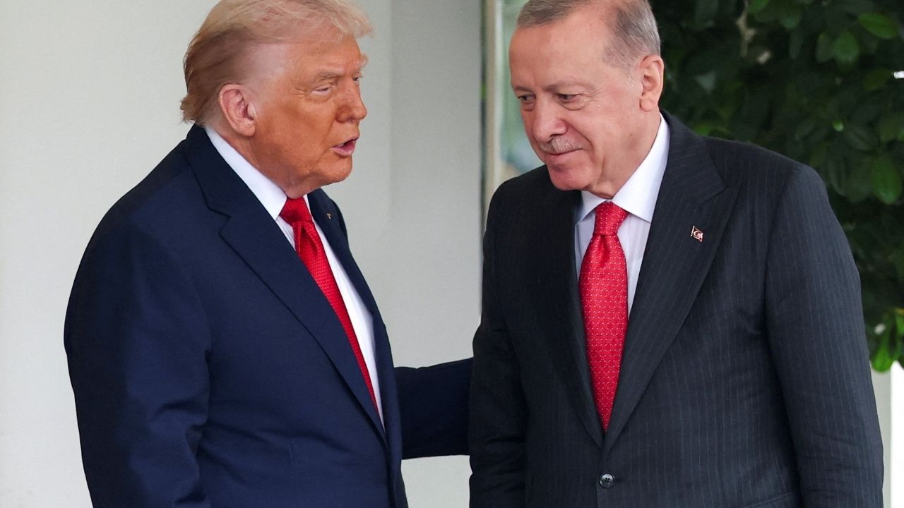 President Donald Trump welcomes Turkey's President Recep Tayyip Erdogan at the White House in Washington, D.C., U.S., September 25, 2025. REUTERS/Jonathan Ernst