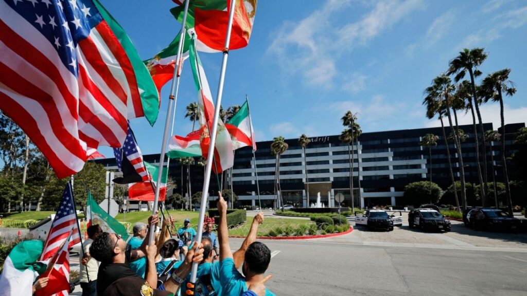 Soccer Football - FIFA World Cup 2026 - Iran Hotel Arrival - Manhattan Beach, California, U.S. - June 14, 2026 Protestors against the Iranian regime gather outside the hotel (Reuters/Mike Blake)