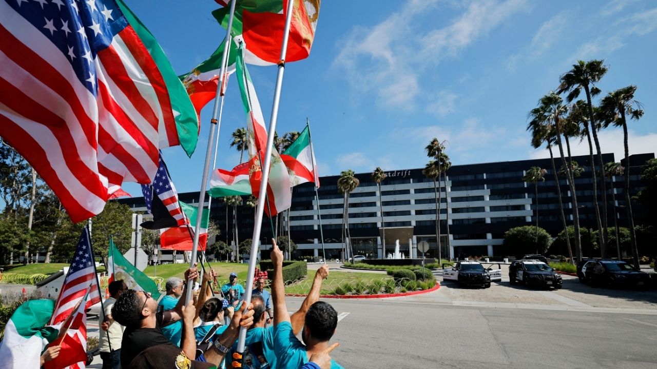 Soccer Football - FIFA World Cup 2026 - Iran Hotel Arrival - Manhattan Beach, California, U.S. - June 14, 2026 Protestors against the Iranian regime gather outside the hotel (Reuters/Mike Blake)