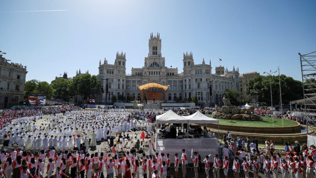 The faithful attend a Holy Mass celebrated by Pope Leo XIV at Plaza de Cibeles during his apostolic journey in Madrid, Spain, June 7, 2026. REUTERS/Violeta Santos Moura