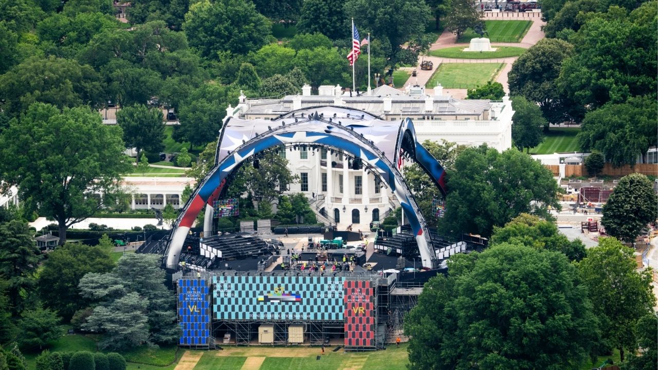 Construction of the stage for the planned Ultimate Fighting Championship matches at the White House in Washington, June 8, 2026. The spectacle is a result of the decades-long friendship between President Donald Trump and Dana White, the UFC’s chief executive. (Doug Mills/The New York Times)