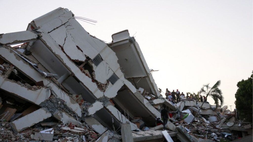 People search for survivors in the rubble of a collapsed building following an earthquake, in La Guaira, Venezuela, June 26, 2026. Reuters/Leonardo Fernandez Viloria