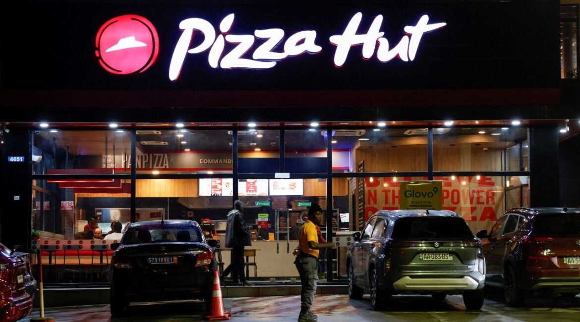 A security guard stands in front of a Pizza Hut fast food restaurant in Abidjan, Ivory Coast October 5, 2024. (REUTERS/Luc Gnago/File Photo)