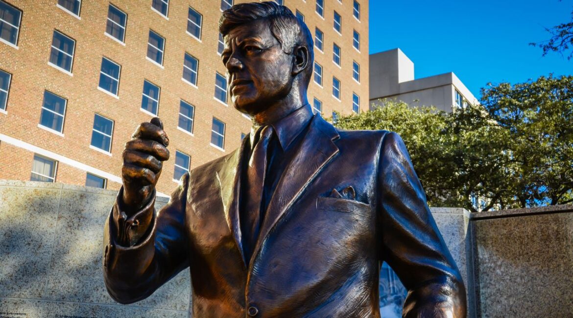 Image of a John F. Kennedy bronze statue facing left in Dallas, Texas.