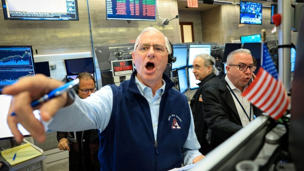 Futures-options traders work on the floor at the New York Stock Exchange's NYSE American (AMEX) in New York City, U.S. June 22, 2026. (Reuters/Brendan McDermid)