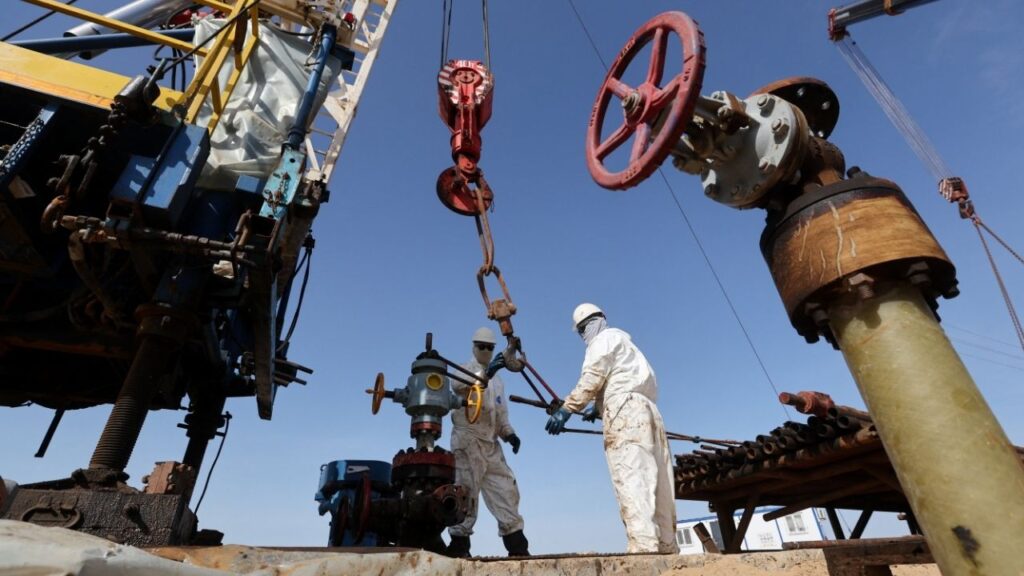Specialists work at a drilling rig at the Airankol oil field operated by Caspiy Neft in the Atyrau region, Kazakhstan, April 20, 2026. REUTERS/Pavel Mikheyev