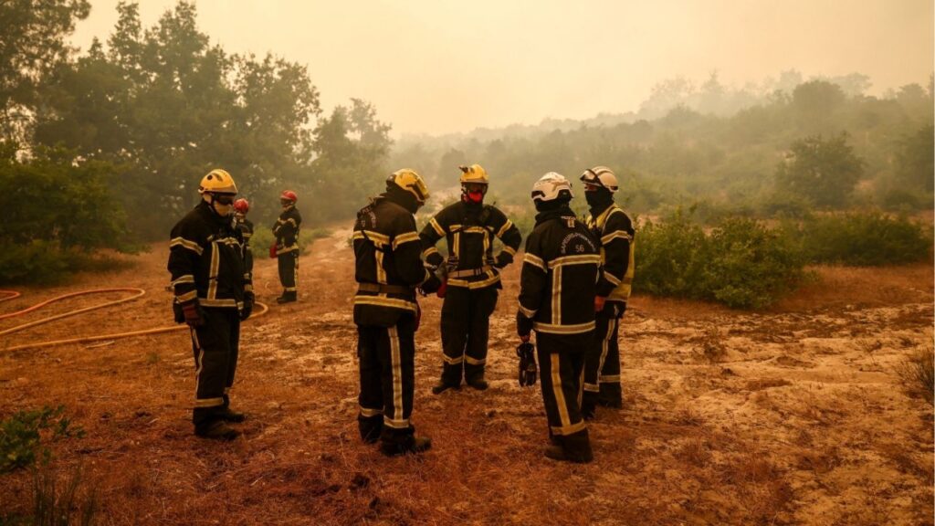 Firefighters gather amid smoke from wildfires in Lege-Cap-Ferret in the Gironde department, amongst worsening drought conditions following a heatwave and water shortages across much of France, July 24, 2026. Reuters/Stephane Mahe
