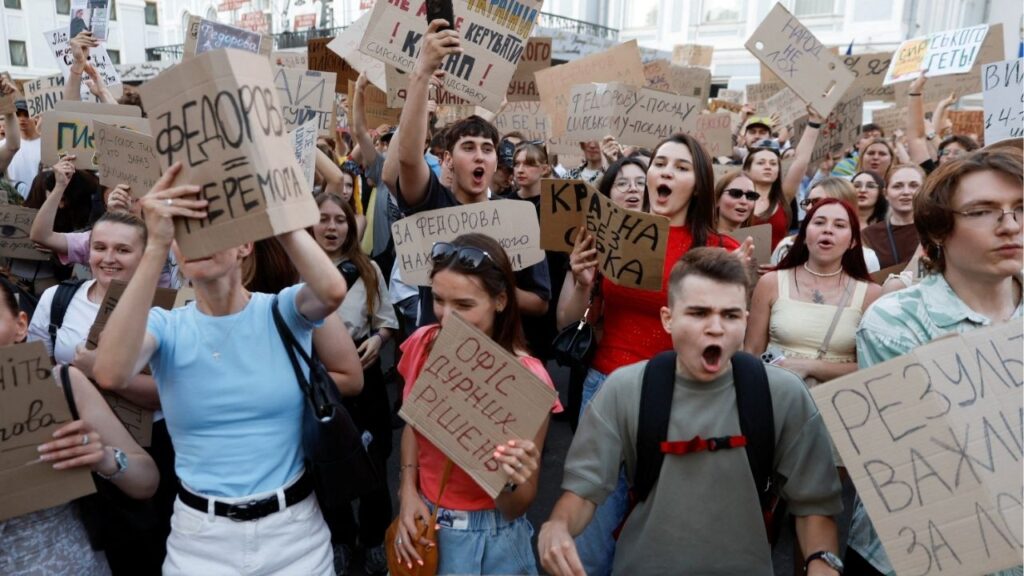 People protest against Ukrainian President Volodymyr Zelenskiy's decision to replace Mykhailo Fedorov as defence minister, amid Russia’s attack on Ukraine, in Kyiv, Ukraine, July 17, 2026. Reuters/Thomas Peter