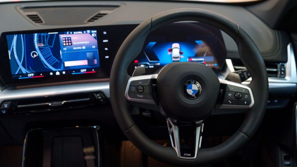 Image of the high-tech screens behind the steering wheel of a BMW car
