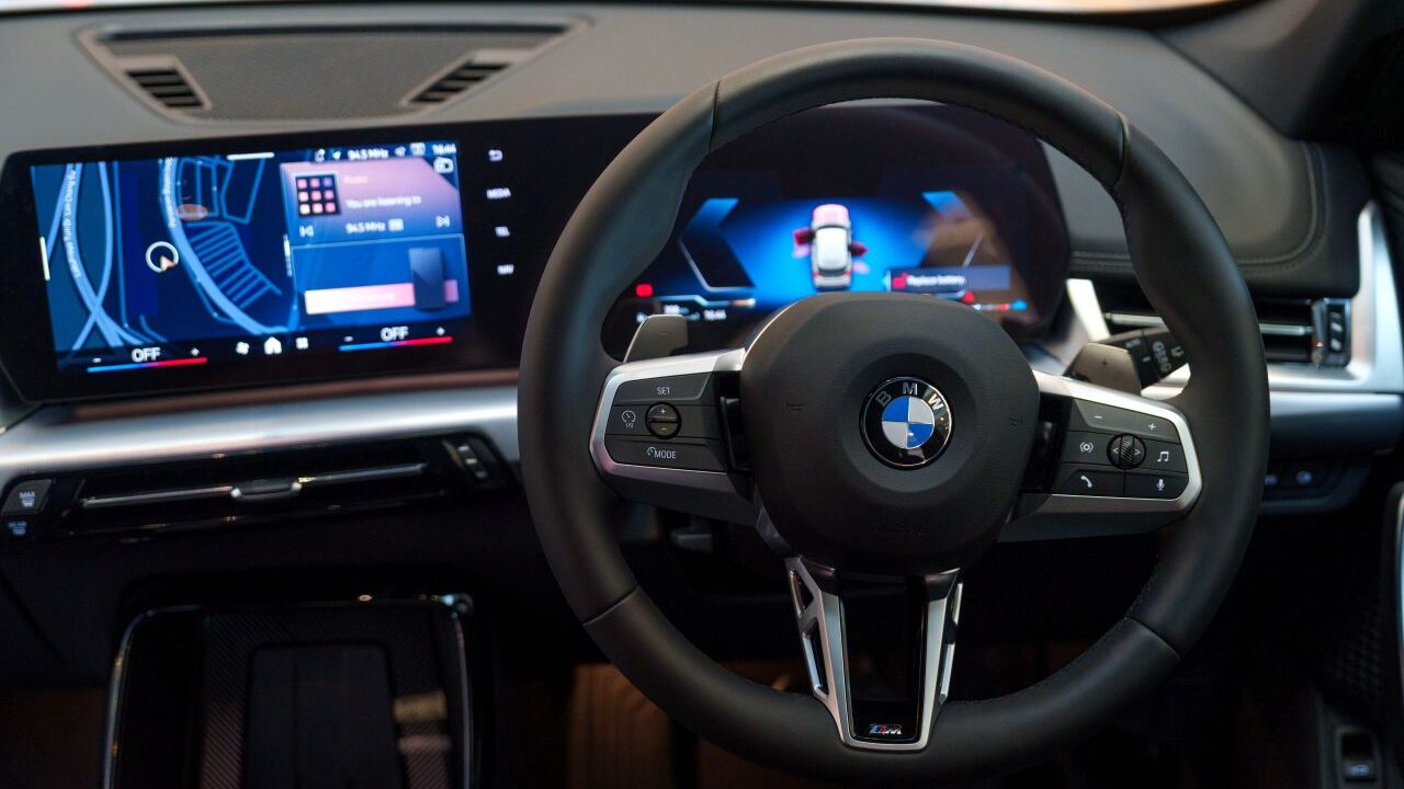 Image of the high-tech screens behind the steering wheel of a BMW car