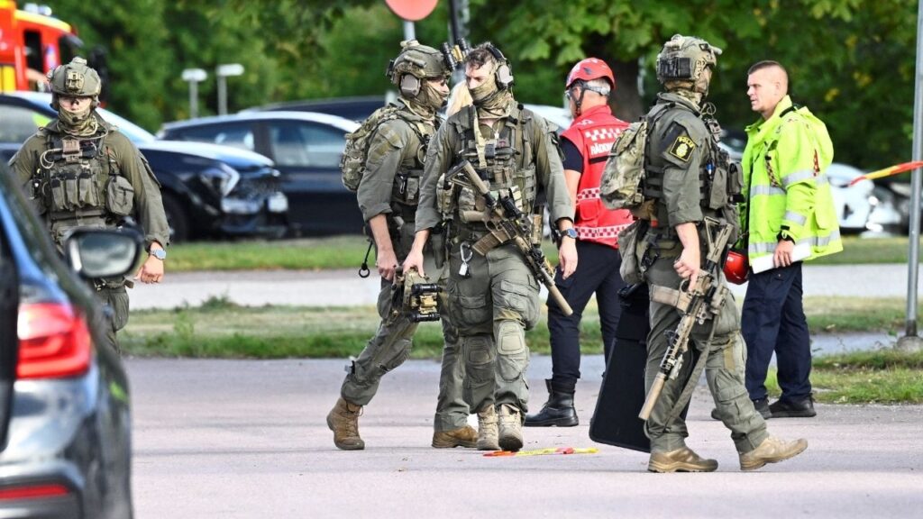 Armed police officers work outside Brinellskolan during a major emergency response, after several people were injured at a Swedish high school by a person armed with a sword, according to the officials of the Fagersta municipality, at Brinell School, in Fagersta, central Sweden, August 21, 2026. Fredrik Sandberg/TT News Agency via REUTERS