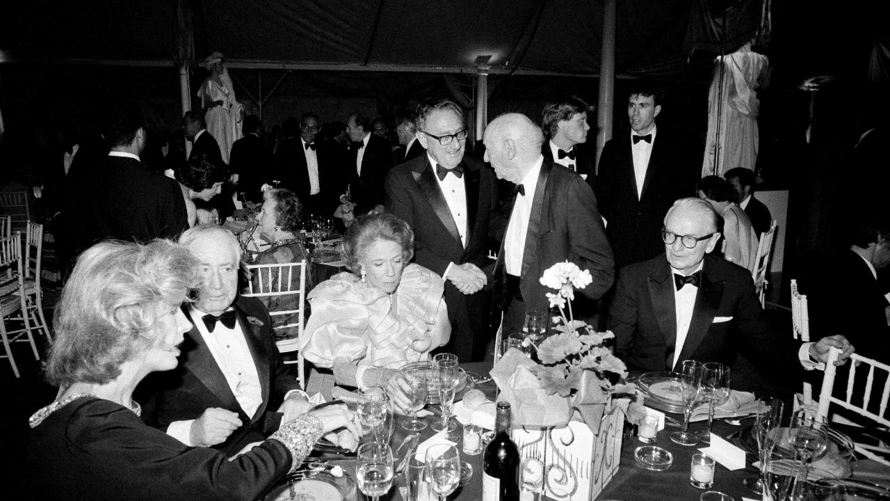 From left, Nancy Kissinger, Walter H. Annenberg, Brooke Astor, Henry Kissinger, Isaac Bashevis Singer and Laurance S. Rockefeller at the opening of Gottesman Hall in New York, May 24, 1984. Kissinger, the wife of former Secretary of State Henry Kissinger, who shared his whirlwind life of international diplomacy — and then of tarnished celebrity, as a controversial elder statesman — for half a century, died on Thursday, Aug. 20, 2026, at her home in South Kent, Conn. She was 92.(Vic DeLucia/The New York Times)