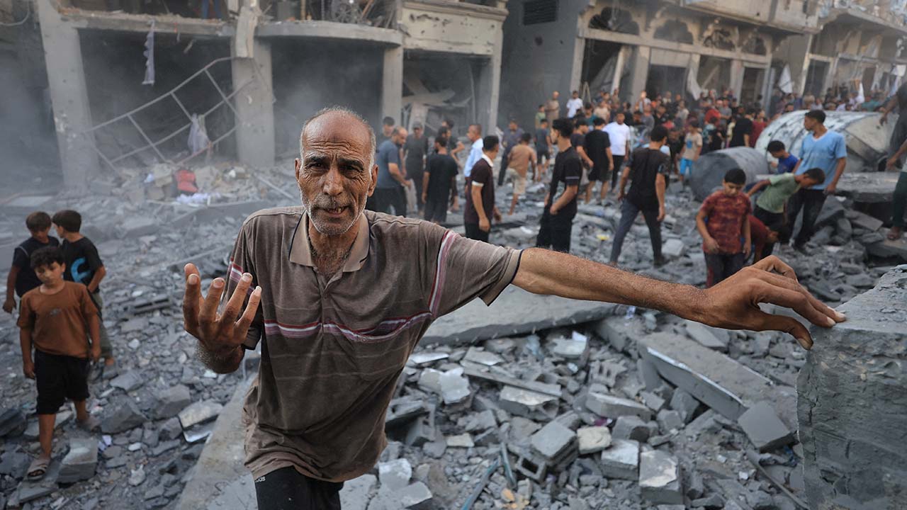 A man gestures as Palestinians inspect the site of an Israeli strike on a house, carried out after the Israeli military warned residents to evacuate the area, at al-Shati (Beach) refugee camp, in Gaza City, August 24, 2026. (Reuters/Dawoud Abu Alkas)