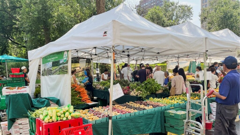 Shoppers buy produce at the farmers market in New York City's Union Square, U.S., August 7, 2026. Reuters/Waylon Cunningham