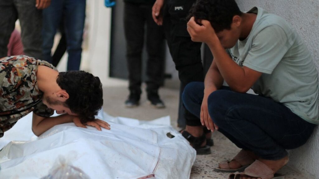Mourners react by the body of a Palestinian killed in an Israeli strike on a cafe, at Al-Shifa hospital in Gaza City August 18, 2026. (Reuters/Dawoud Abu Alkas)